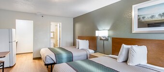 HomeTowne Studios by Red Roof Atlanta - Lawrenceville