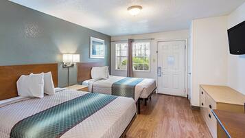 Suíte, 2 camas Queen, para não fumantes | Espaço de trabalho para notebook, cortinas blackout, Wi-Fi de cortesia