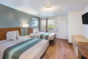 Suíte, 2 camas Queen, para não fumantes | Espaço de trabalho para notebook, cortinas blackout, Wi-Fi de cortesia