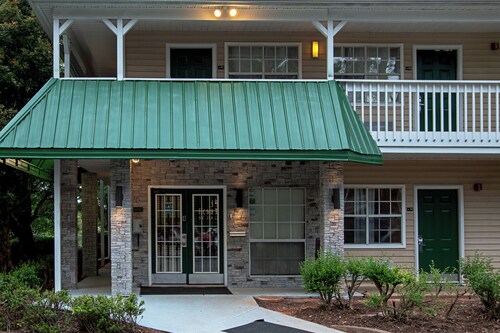 HomeTowne Studios by Red Roof Atlanta - Lawrenceville