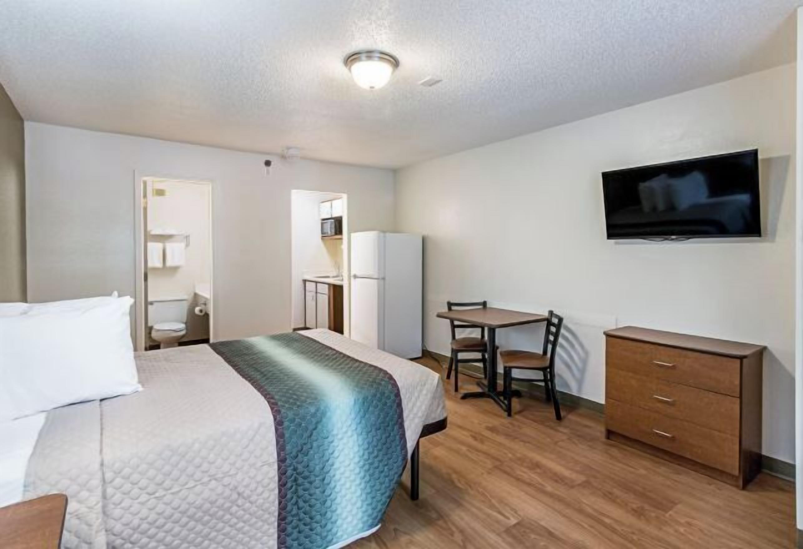 Espacio para trabajar con laptop, cortinas blackout y wifi gratis 