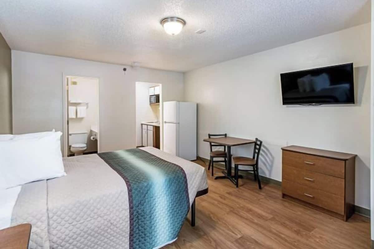 Espacio para trabajar con laptop, cortinas blackout y wifi gratis