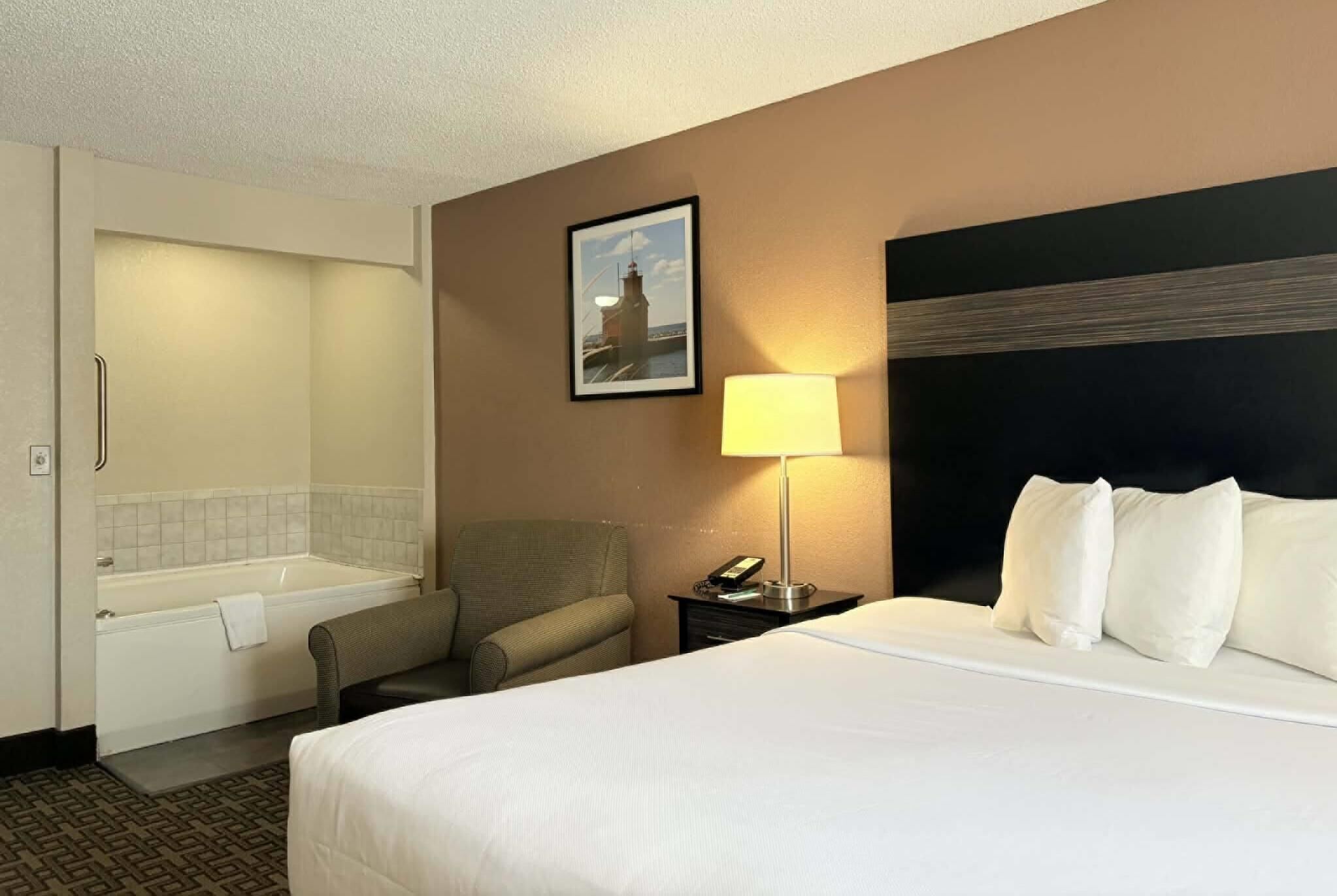 Deluxe Room, 1 King Bed, Non Smoking | Hypo-allergenic bedding, iron/ironing board, free cribs/infant beds