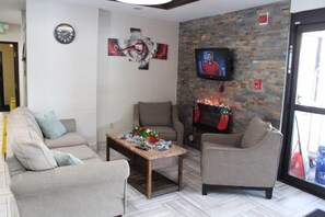 Lobby sitting area - AmericInn by Wyndham Holland MI (Holland)