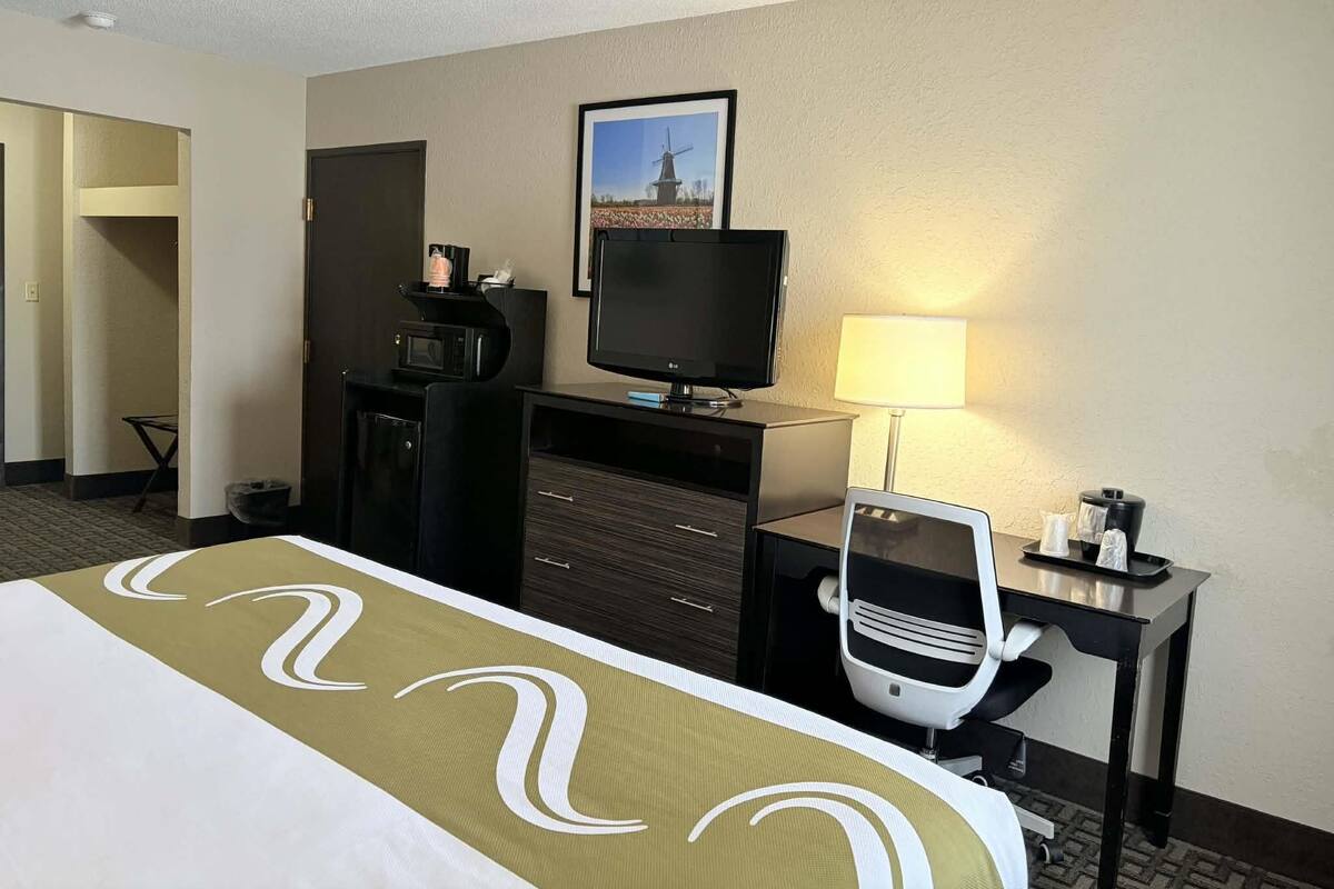 Kamer, 1 kingsize bed, toegankelijk voor slechthorenden (Mobility/hearing, Roll-in Shower) | Een strijkplank/strijkijzer, beddengoed