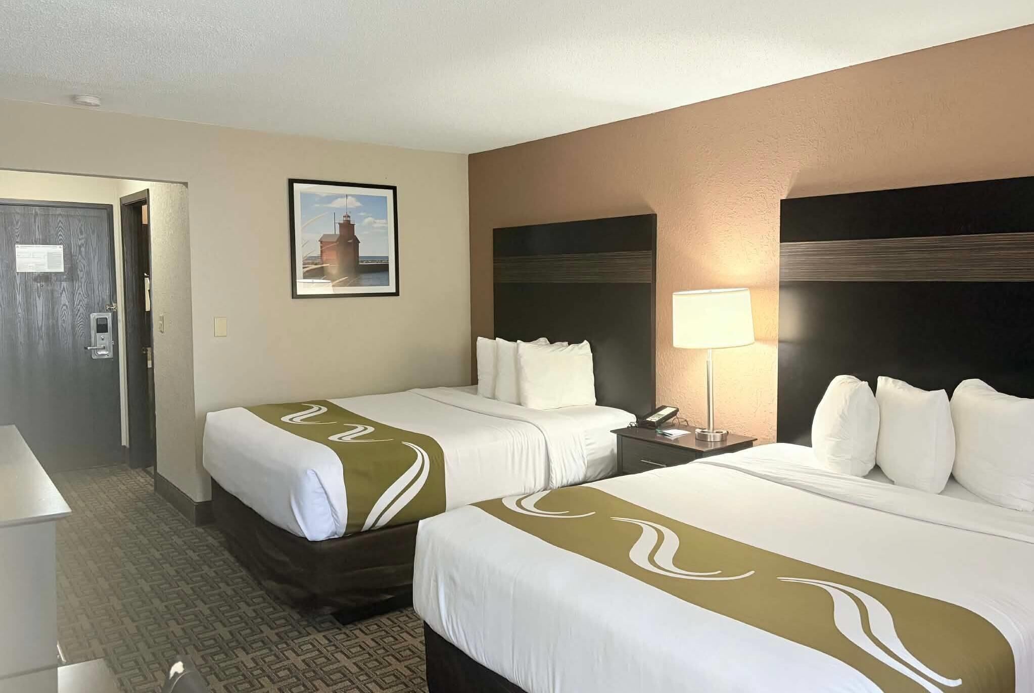 Ropa de cama hipoalergénica y tabla de planchar con plancha 