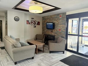 Lobby - AmericInn by Wyndham Holland MI (Holland)