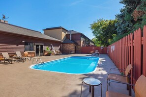 Piscine extérieure, accès possible de 10 h à 22 h, chaises longues