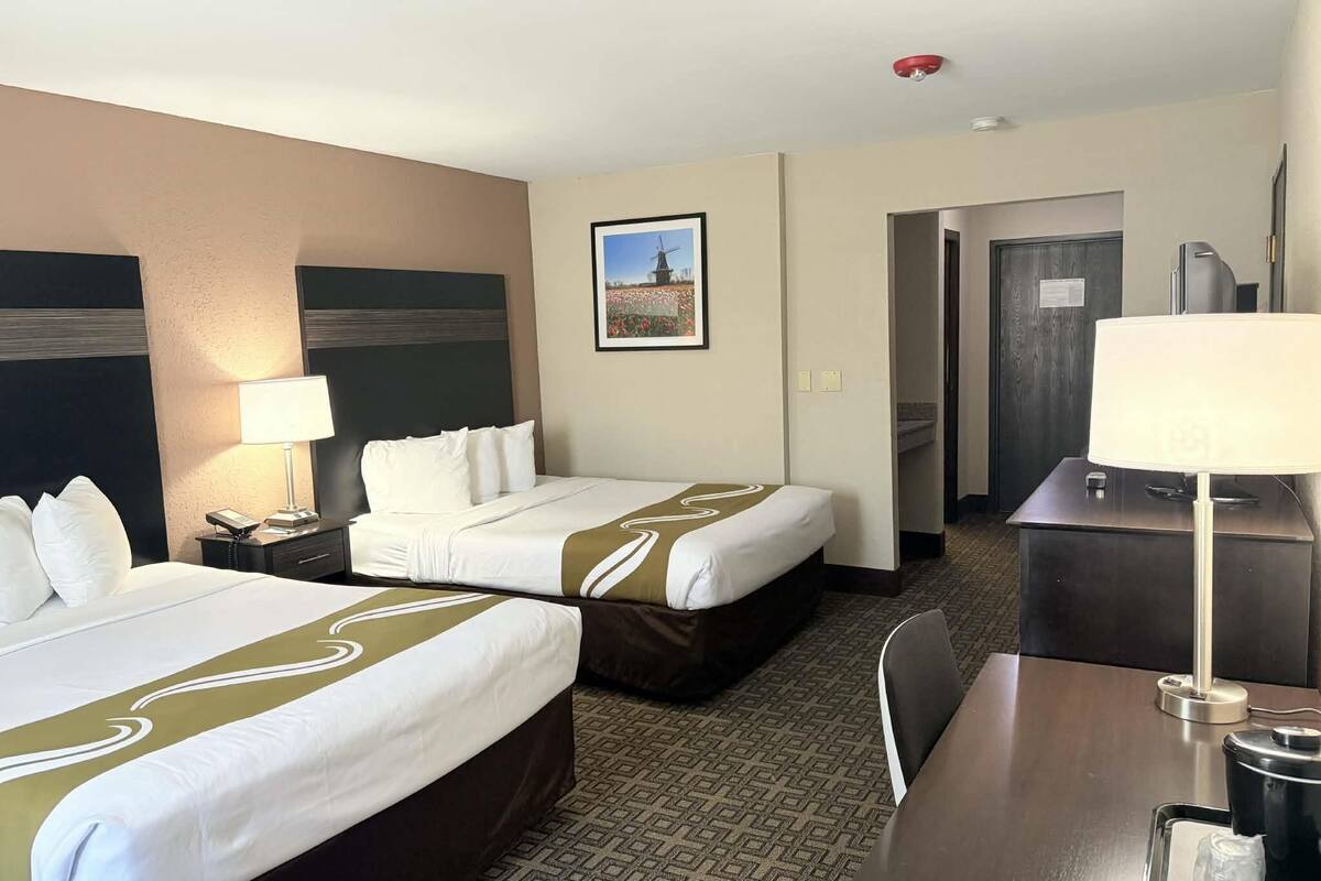 Kamer, 2 queensize bedden, toegankelijk voor slechthorenden (Mobility/hearing, Roll-in Shower) | Een strijkplank/strijkijzer, beddengoed