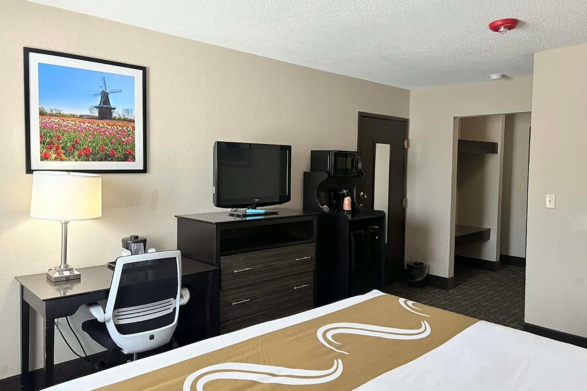 Chambre, 1 très grand lit, accessible aux personnes malentendantes, non-fumeurs | Literie hypoallergénique, fer et planche à repasser