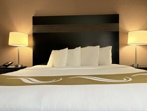 客房, 1 张特大床, 无烟房 | 熨斗/熨衣板、床单