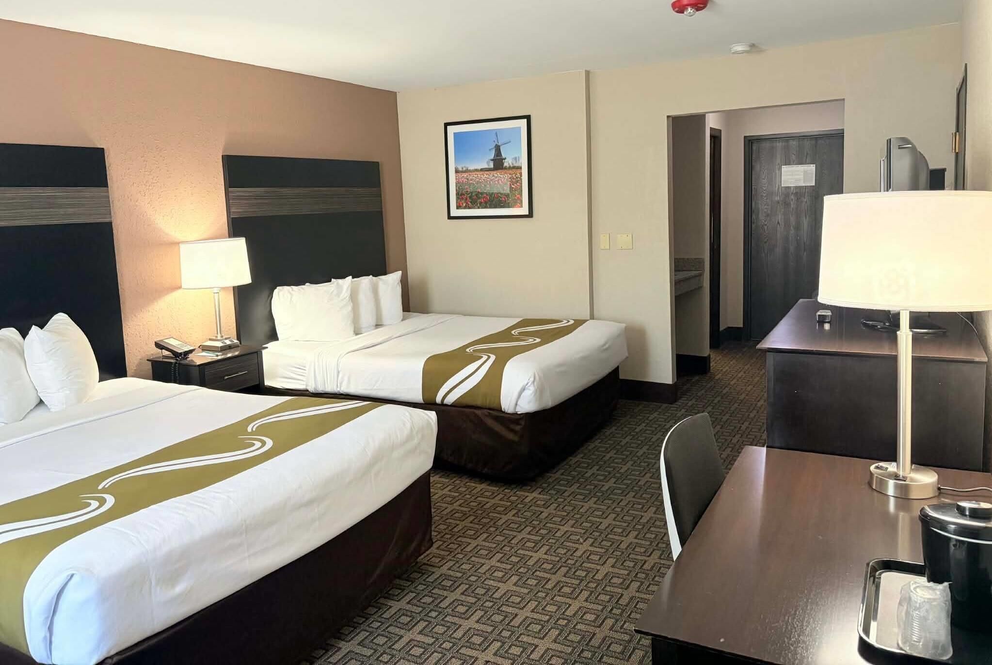 Chambre, 2 grands lits, accessible aux personnes malentendantes (Mobility/hearing, Roll-in Shower) | Literie hypoallergénique, fer et planche à repasser