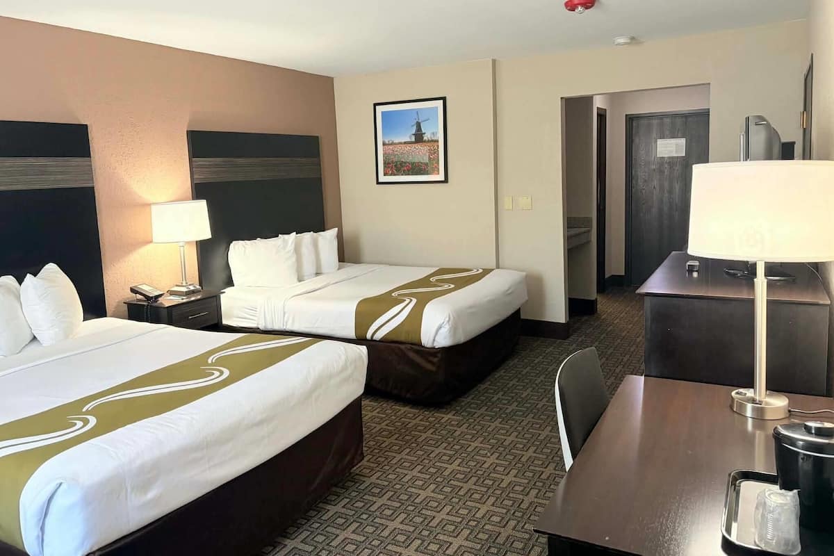 Chambre, 2 grands lits, accessible aux personnes malentendantes (Mobility/hearing, Roll-in Shower) | Literie hypoallergénique, fer et planche à repasser