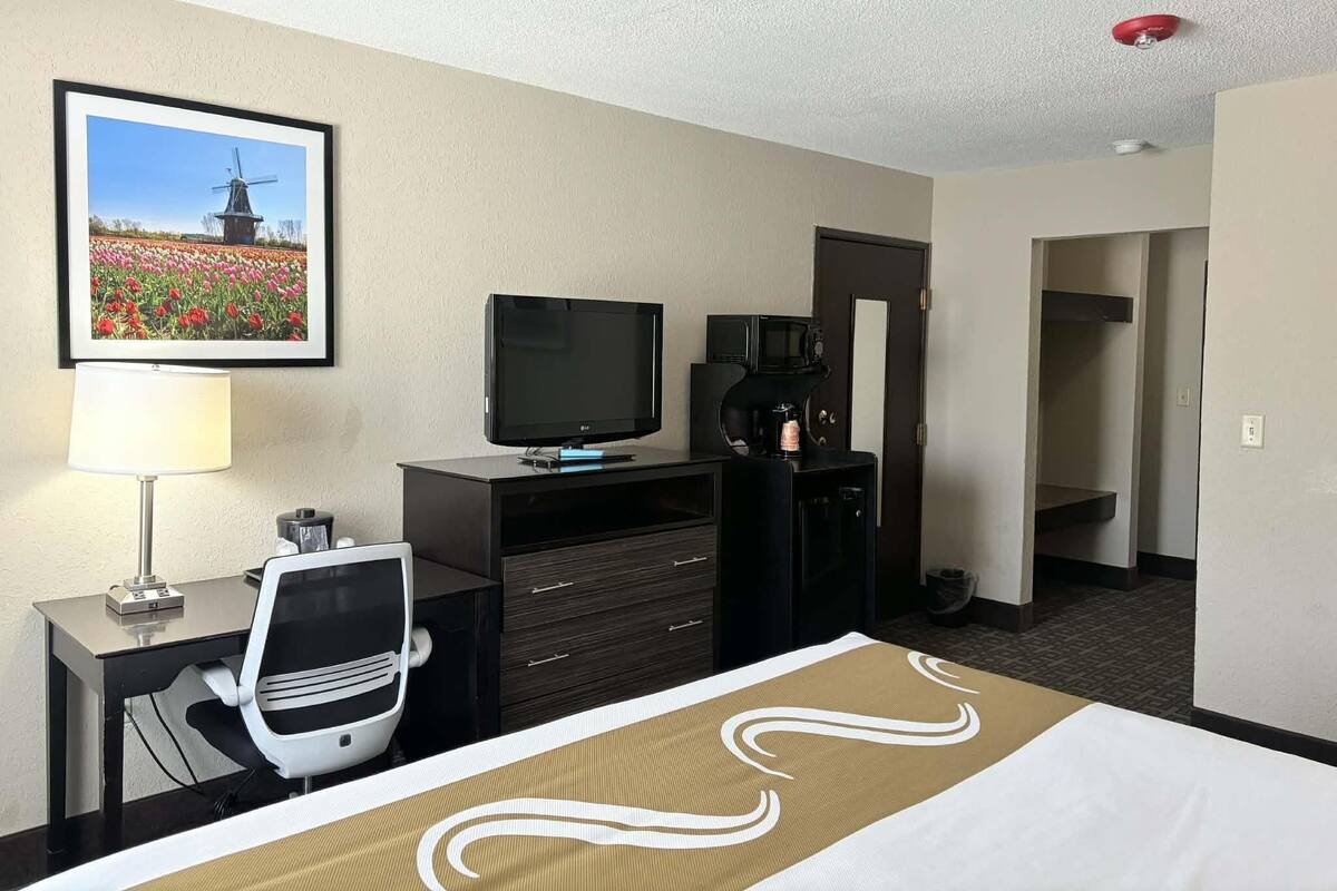 Kamer, 1 kingsize bed, toegankelijk voor slechthorenden, niet-roken | Een strijkplank/strijkijzer, beddengoed