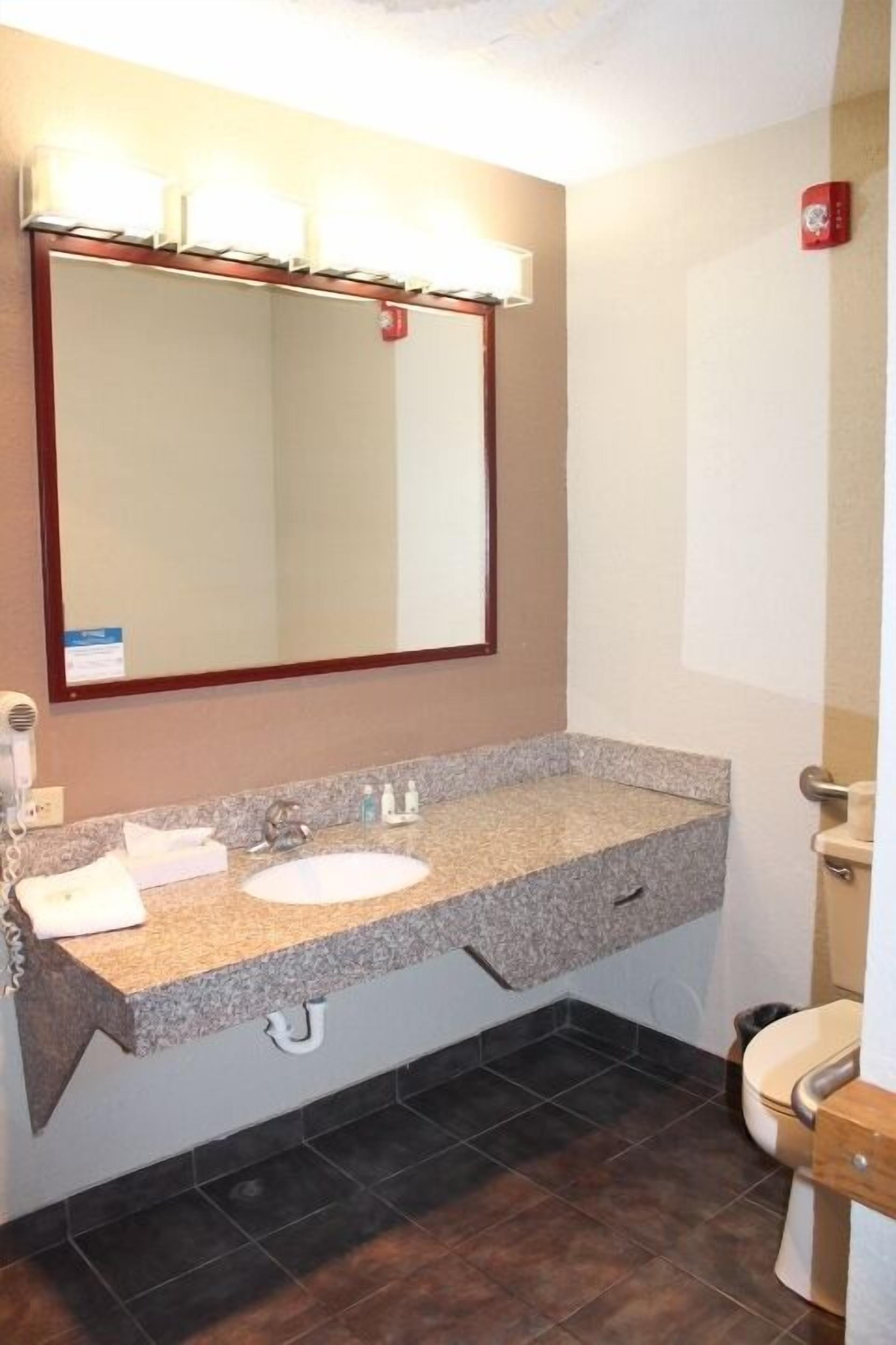 Room, 1 King Bed, Hearing Accessible, Non Smoking | Bathroom | Combined shower/bathtub, hair dryer, towels