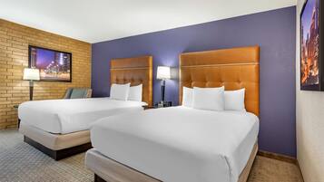 Escrivaninha, cortinas blackout, ferros/tábuas de passar roupa