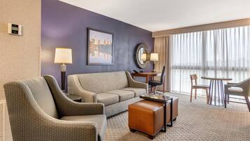 Schreibtisch, Verdunkelungsvorhänge, Bügeleisen/Bügelbrett