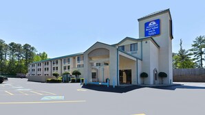 Ein Hotel mit einem Schild, auf dem 'America's Best Value Inn & Suites' steht.