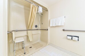 Habitación, 1 cama doble, accesible para personas con discapacidad | Cortinas opacas, wifi gratis, ropa de cama