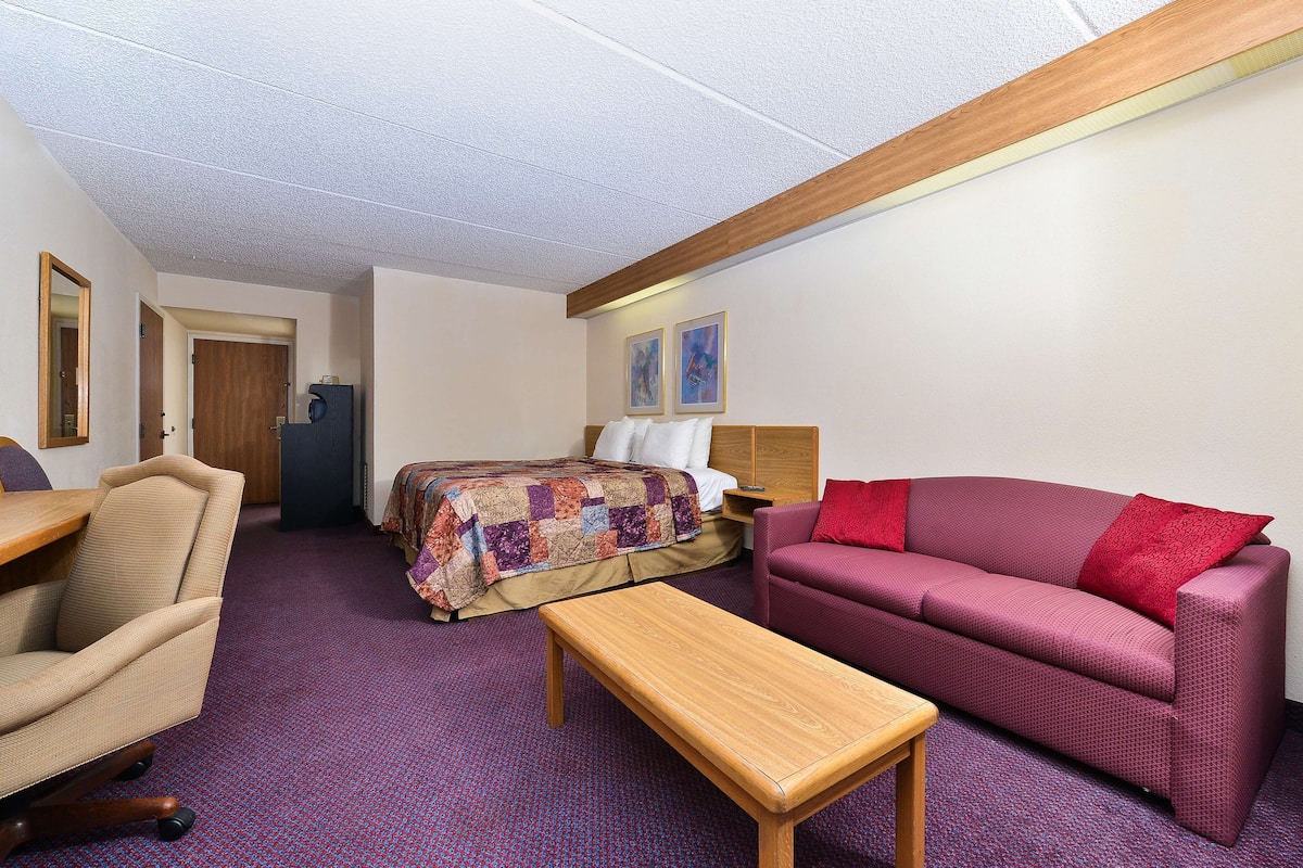 Suite, 1 King Bed, Non Smoking (Large Soaking Tub) | Blackout curtains, free WiFi, bed sheets