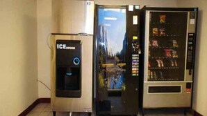 Ein Getränkeautomat und ein Eismaschine im Hotel-Lobby.