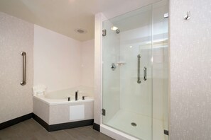 Room, 1 King Bed, Bathtub | Bathroom - Hampton Inn Greensboro-Airport (Greensboro)
