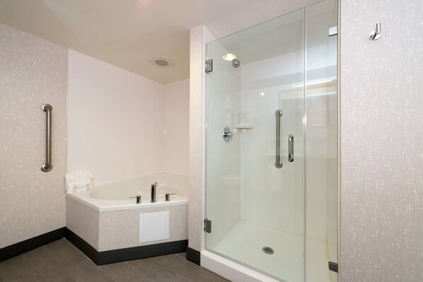 Room, 1 King Bed, Bathtub | Bathroom | Combined shower/tub, free toiletries, hair dryer, towels - Hampton Inn Greensboro-Airport (Greensboro)