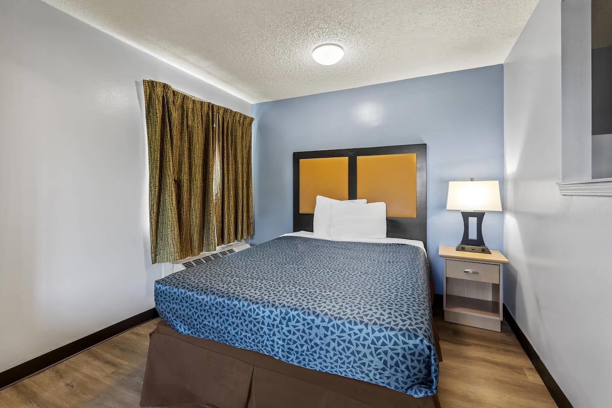 Suíte, 1 cama Queen e sofá-cama, para não fumantes | Individualmente decorados, individualmente mobiliados, escrivaninha