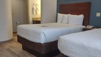 Habitación, 2 camas matrimoniales, para no fumadores | Edredón, escritorio y espacio para trabajar con laptop