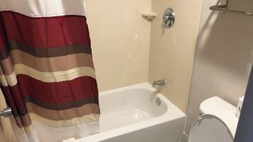 Combined shower/bathtub, towels