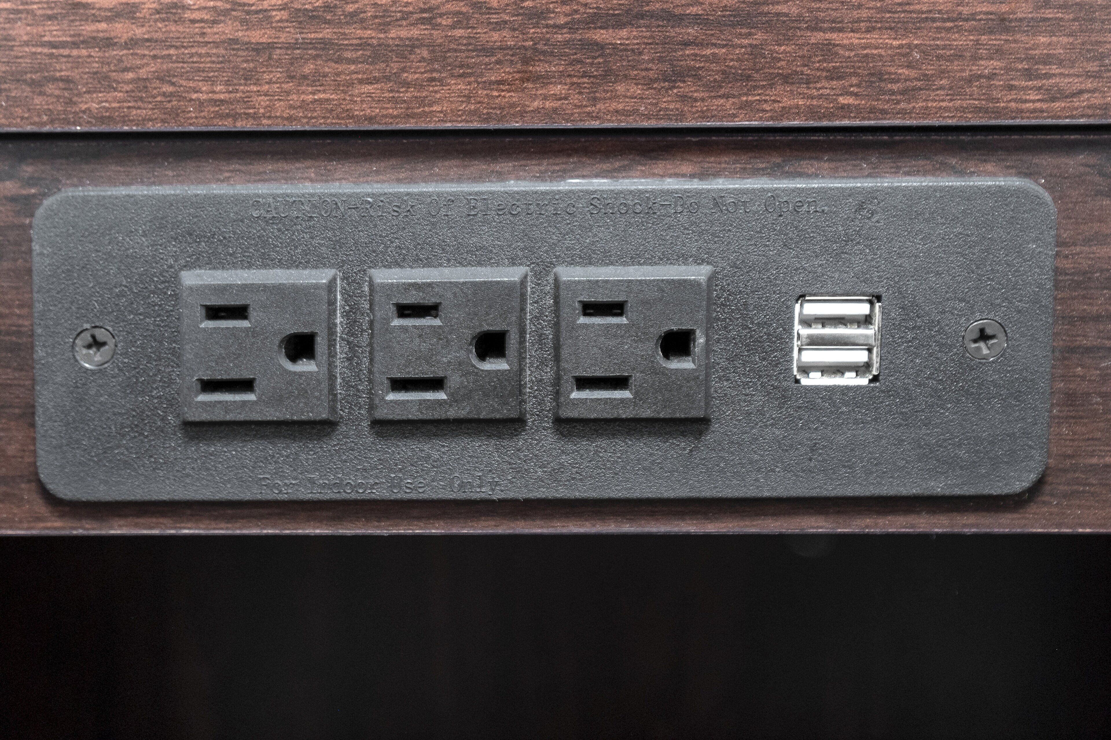 Toma de corriente empotrada con cuatro enchufes y un puerto USB.