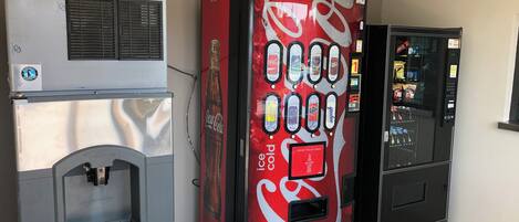 Máquina expendedora con el logotipo de Coca-Cola, dispensador de bebidas y refrigerador Coca-Cola.