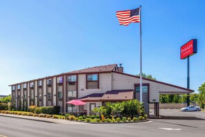 Exterior - Ramada by Wyndham Medford Airport North (Medford)