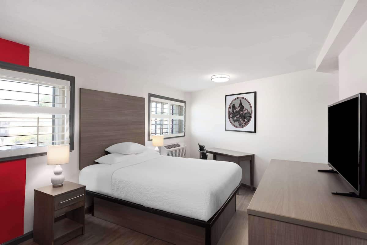 Zimmer, 1 Queen-Bett, Nichtraucher | Pillowtop-Betten, Schreibtisch, laptopgeeigneter Arbeitsplatz