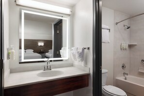 Tina con regadera, amenidades de baño gratuitas, secadora de cabello 