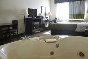 Standard 1 King Non Smoking | Bathroom | Jetted bath, free toiletries, hair dryer, towels