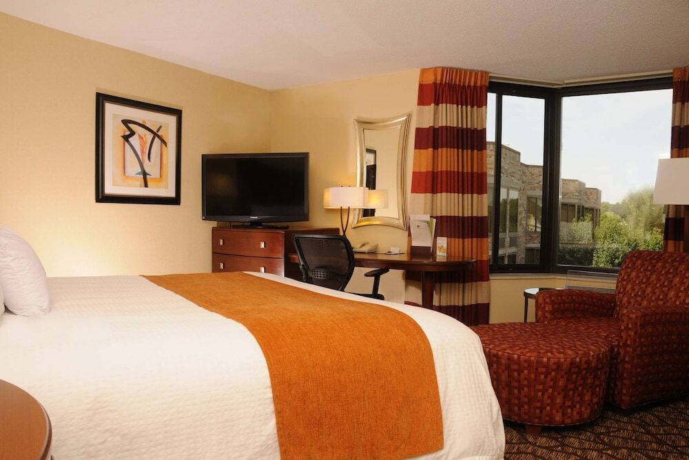 Premium bedding, down duvets, in-room safe, desk