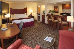Junior-Suite, 1 King-Bett und Schlafsofa | Hochwertige Bettwaren, Daunenbettdecken, Zimmersafe, Schreibtisch