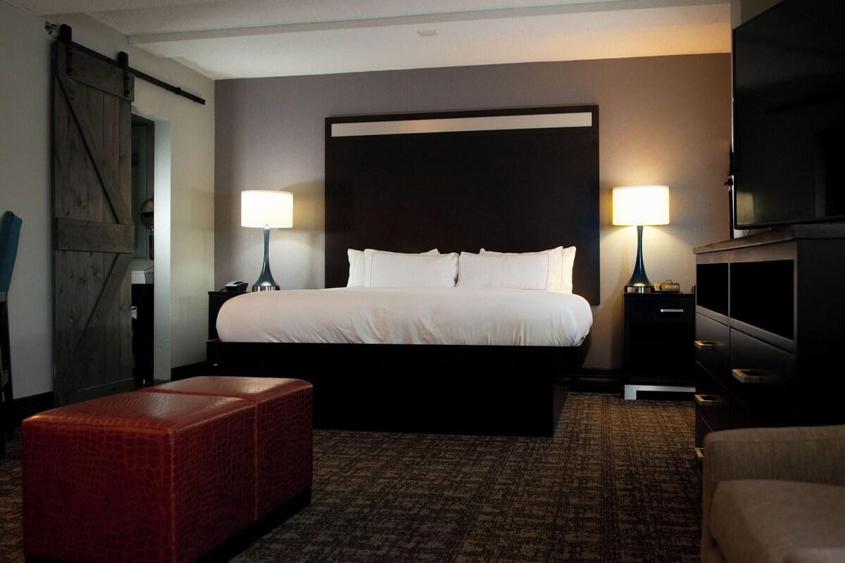 Premium bedding, down duvets, in-room safe, desk