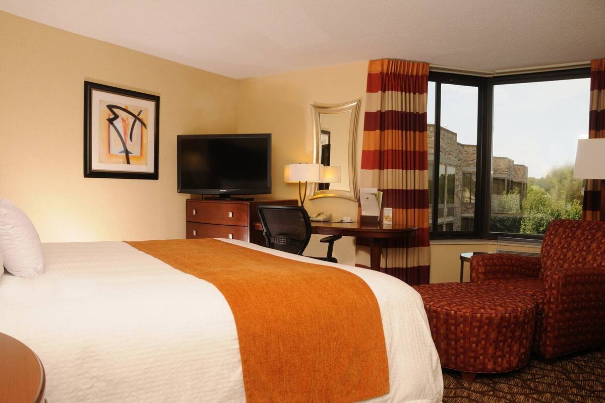 Premium bedding, down comforters, in-room safe, desk