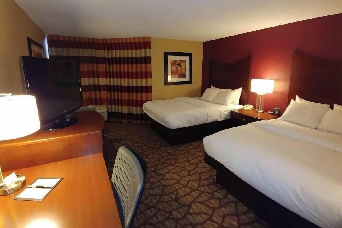 Premium bedding, down comforters, in-room safe, desk