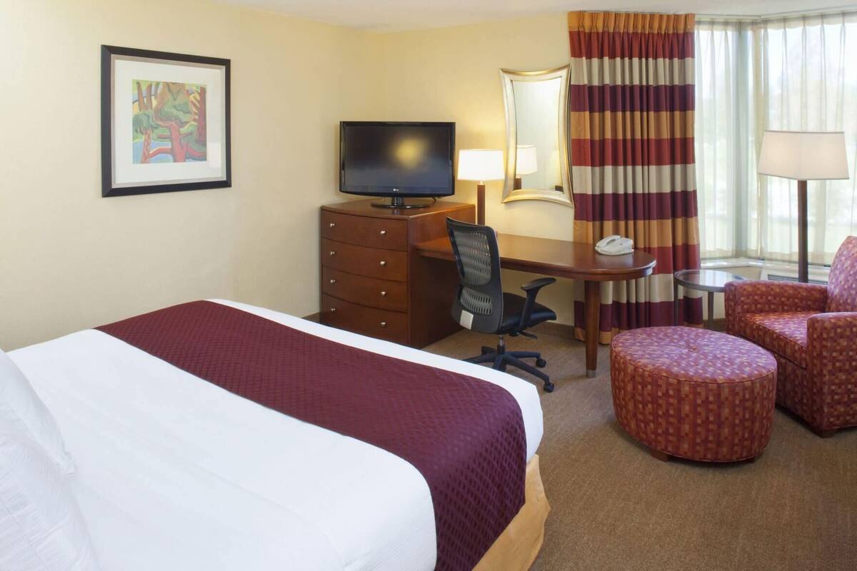 Premium bedding, down comforters, in-room safe, desk