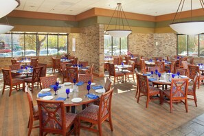 S'hi serveixen esmorzars, dinars, sopars i plats de cuina americana 