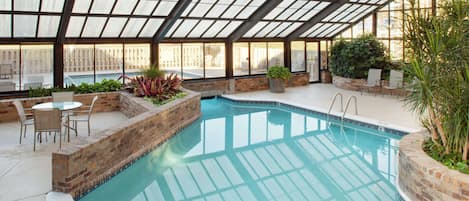 Piscine couverte, piscine extérieure, parasols de plage, chaises longues