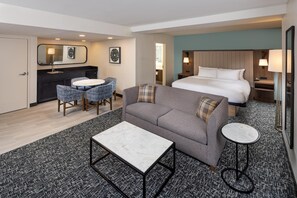 Junior-suite - 1 kingsize-seng med sovesofa | Opholdsområde | 37-tommers LCD-tv med digitale kanaler, tv