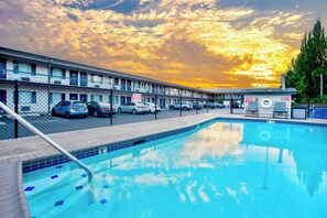Outdoor pool - Motel 6 Salem, OR - Expo Center (Salem)