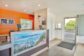 Lobby - Motel 6 Salem, OR - Expo Center (Salem)