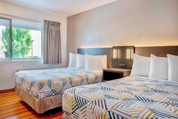 Escritorio, wifi gratis y ropa de cama 