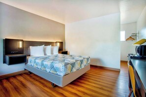 Desk, free WiFi, bed sheets - Motel 6 Salem, OR - Expo Center (Salem)