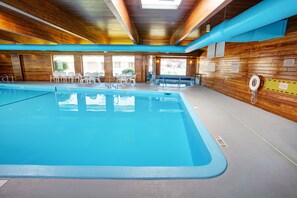 Indoor pool, sun loungers